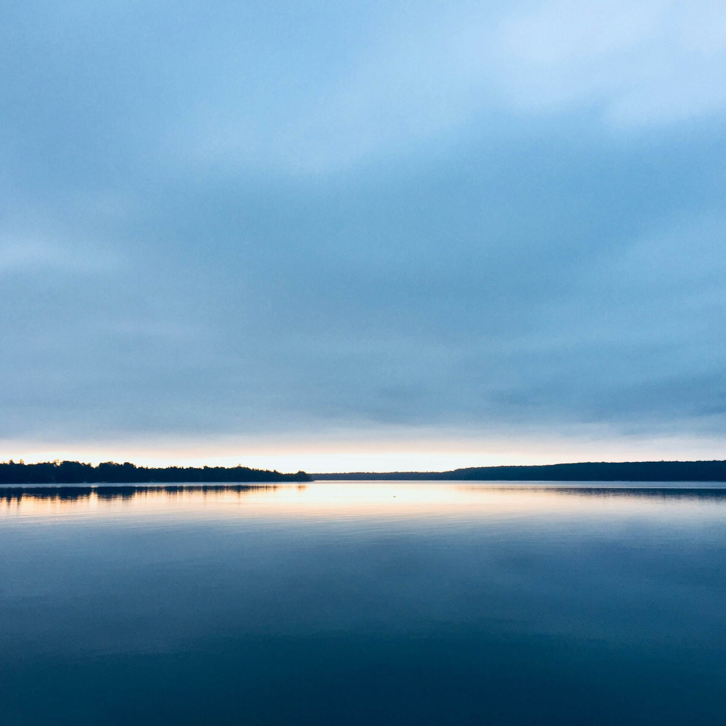 photo-1533757879476-8f4a3cb1ae4b?ixid=M3w1MTY1MDB8MHwxfHNlYXJjaHw3fHxjYWxtJTIwd2F0ZXJ8ZW58MHx8fHwxNzYyNDk0NDMwfDA&ixlib=rb-4.1